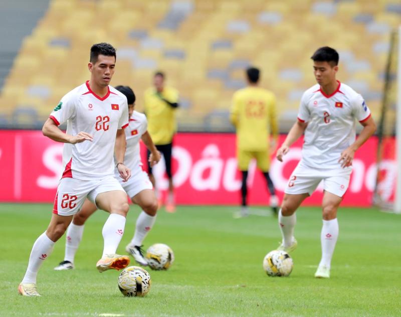 Đội tuyển Việt Nam tập cực vui trên ‘chảo lửa’, sân Bukit Jalil phản ứng kỳ lạ: Vé vẫn ế!- Ảnh 9. Đội tuyển Việt Nam tập cực vui trên ‘chảo lửa’, sân Bukit Jalil phản ứng kỳ lạ: Vé vẫn ế!- Ảnh 9.