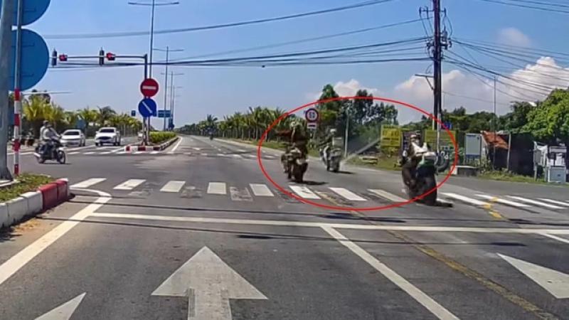 Đoàn xe phân khối lớn phóng như bay vượt đèn đỏ, giơ tay yêu cầu nhường đường - Ảnh 1.