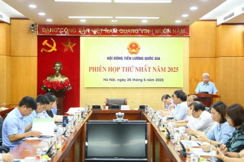 Công đoàn muốn tăng lương sớm trong năm nay- Ảnh 1. Công đoàn muốn tăng lương sớm trong năm nay- Ảnh 1.