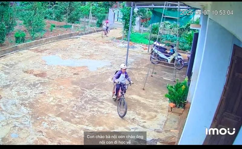 Lời chào chữa lành của hai đứa trẻ mang lại hạnh phúc cho ông bà nội - Ảnh 1. Lời chào chữa lành của hai đứa trẻ mang lại hạnh phúc cho ông bà nội - Ảnh 1.