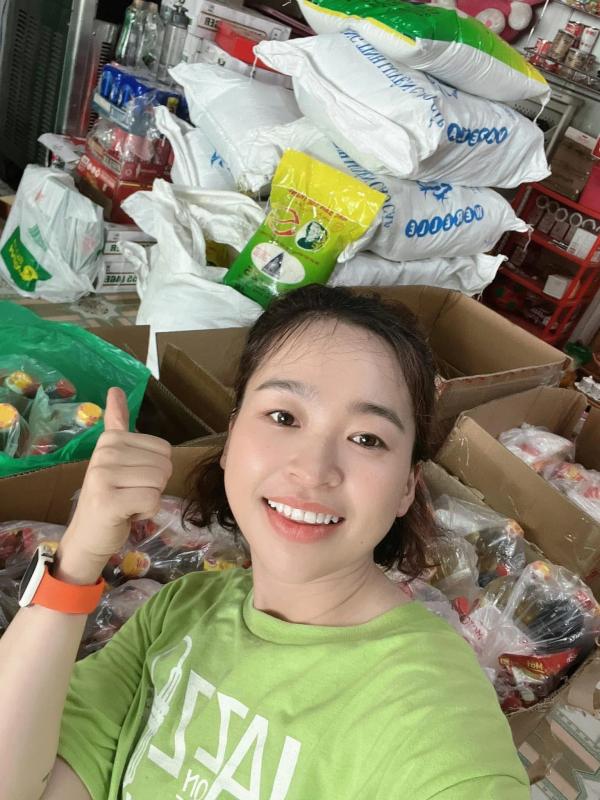 Chia sẻ phần ăn treo hỗ trợ người khó khăn tại tiệm bánh mì chị Trân - Ảnh 2. Chia sẻ phần ăn treo hỗ trợ người khó khăn tại tiệm bánh mì chị Trân - Ảnh 2.
