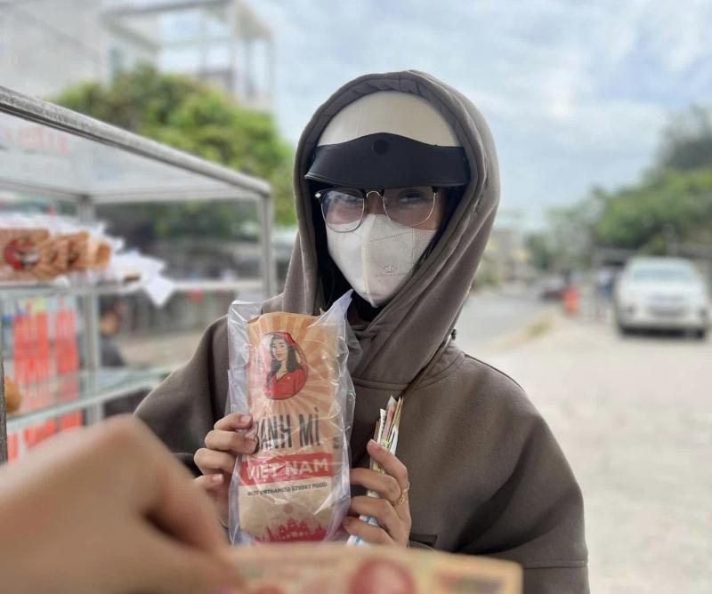 Chia sẻ phần ăn treo hỗ trợ người khó khăn tại tiệm bánh mì chị Trân - Ảnh 3. Chia sẻ phần ăn treo hỗ trợ người khó khăn tại tiệm bánh mì chị Trân - Ảnh 3.