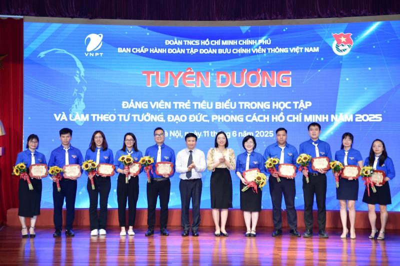 Tuyên dương 31 đảng viên trẻ tiêu biểu của Tập đoàn VNPT- Ảnh 1. Tuyên dương 31 đảng viên trẻ tiêu biểu của Tập đoàn VNPT- Ảnh 1.