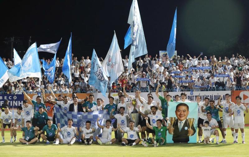 CLB Nam Định vô địch sớm , cuộc đua trụ hạng V - League kịch tính - Ảnh 3. CLB Nam Định vô địch sớm , cuộc đua trụ hạng V - League kịch tính - Ảnh 3.