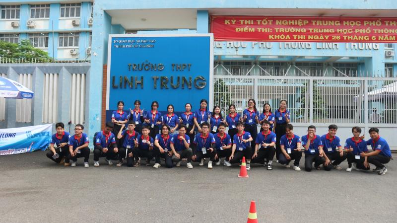 Tình nguyện viên thót tim kể lại phút chạy đua mang giấy tờ cho thí sinh - Ảnh 2. Tình nguyện viên thót tim kể lại phút chạy đua mang giấy tờ cho thí sinh - Ảnh 4.