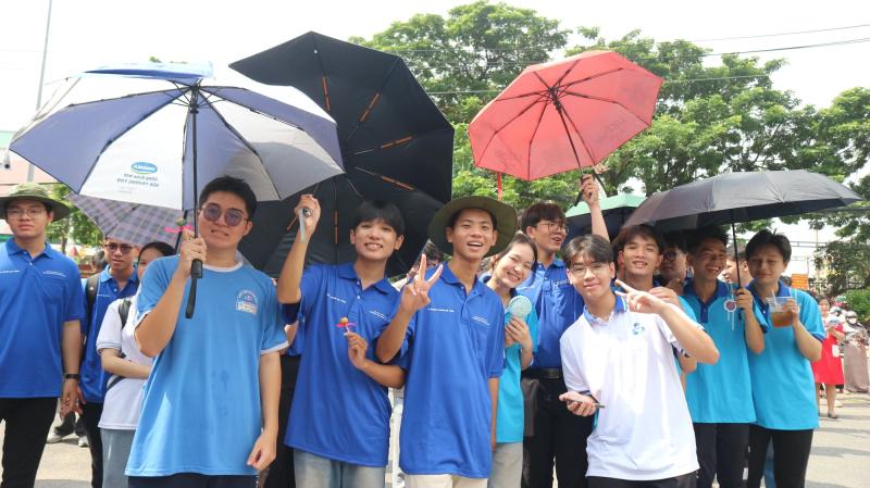 Tình nguyện viên thót tim kể lại phút chạy đua mang giấy tờ cho thí sinh - Ảnh 3. Tình nguyện viên thót tim kể lại phút chạy đua mang giấy tờ cho thí sinh - Ảnh 5.