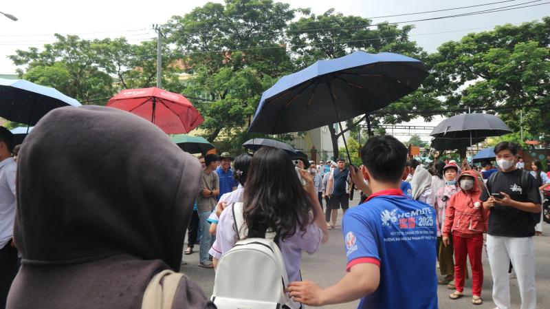 Tình nguyện viên thót tim kể lại phút chạy đua mang giấy tờ cho thí sinh - Ảnh 5. Tình nguyện viên thót tim kể lại phút chạy đua mang giấy tờ cho thí sinh - Ảnh 7.