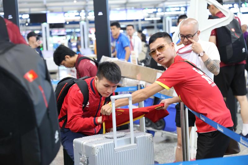 Đội tuyển Việt Nam trầm lắng về nước sau nỗi buồn thất bại, HLV Kim Sang-sik vỗ về học trò- Ảnh 3. Đội tuyển Việt Nam trầm lắng về nước sau nỗi buồn thất bại, HLV Kim Sang-sik vỗ về học trò- Ảnh 3.