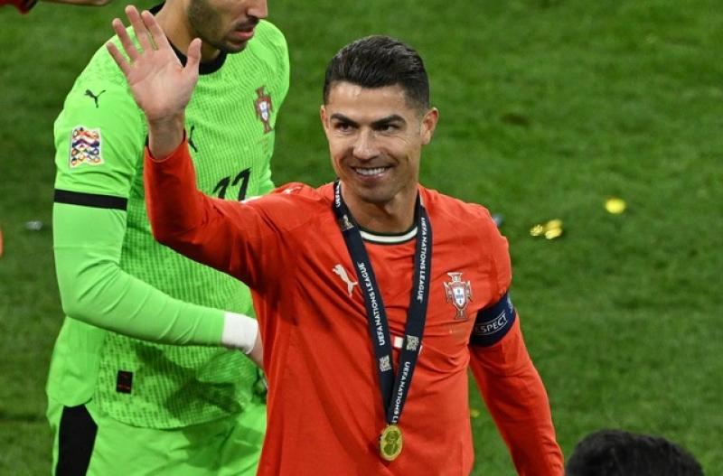 Tiết lộ mức lương khủng của Ronaldo khi ở lại Al Nassr, bỏ xa Messi- Ảnh 1. Tiết lộ mức lương khủng của Ronaldo khi ở lại Al Nassr, bỏ xa Messi- Ảnh 1.