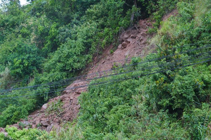 Bão số 1: Bán đảo Sơn Trà xuất hiện nhiều điểm sạt lở nguy hiểm- Ảnh 4. Bão số 1: Bán đảo Sơn Trà xuất hiện nhiều điểm sạt lở nguy hiểm- Ảnh 4.