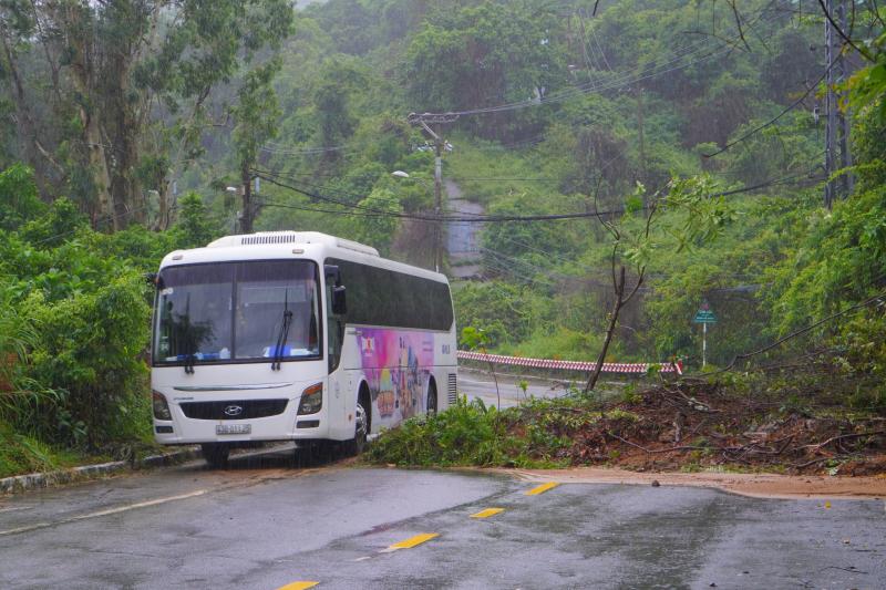 Bão số 1: Bán đảo Sơn Trà xuất hiện nhiều điểm sạt lở nguy hiểm- Ảnh 3. Bão số 1: Bán đảo Sơn Trà xuất hiện nhiều điểm sạt lở nguy hiểm- Ảnh 3.