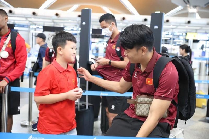 Đội tuyển Việt Nam trầm lắng về nước sau nỗi buồn thất bại, HLV Kim Sang-sik vỗ về học trò- Ảnh 6. Đội tuyển Việt Nam trầm lắng về nước sau nỗi buồn thất bại, HLV Kim Sang-sik vỗ về học trò- Ảnh 6.