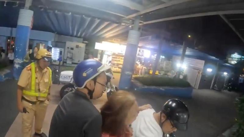 CSGT TP.HCM mở đường đưa người dân ngất xỉu đi cấp cứu - Ảnh 1.