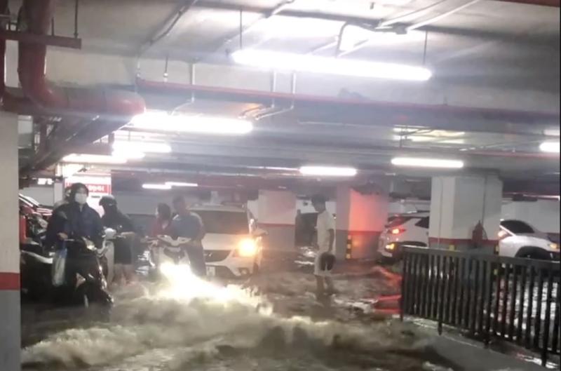 Hầm chung cư ở trung tâm Hạ Long ngập sâu, dân vội vàng di chuyển xe - Ảnh 2.