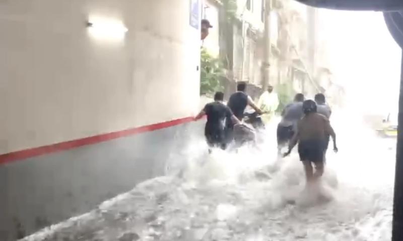 Hầm chung cư ở trung tâm Hạ Long ngập sâu, dân vội vàng di chuyển xe - Ảnh 3.