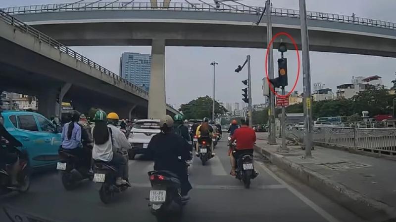 Tài xế giật mình phanh gấp vì đèn xanh còn gần 10 giây bất ngờ chuyển đỏ - Ảnh 1.