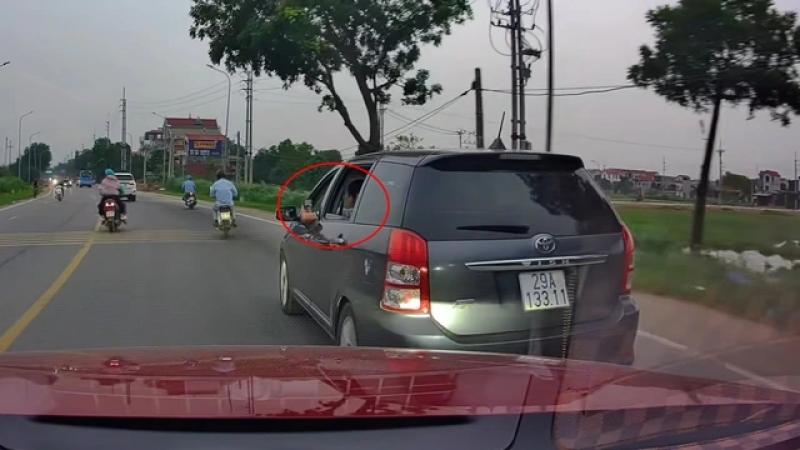 Tài xế vừa lái ô tô vừa 'video call' bằng điện thoại gây bức xúc - Ảnh 1.