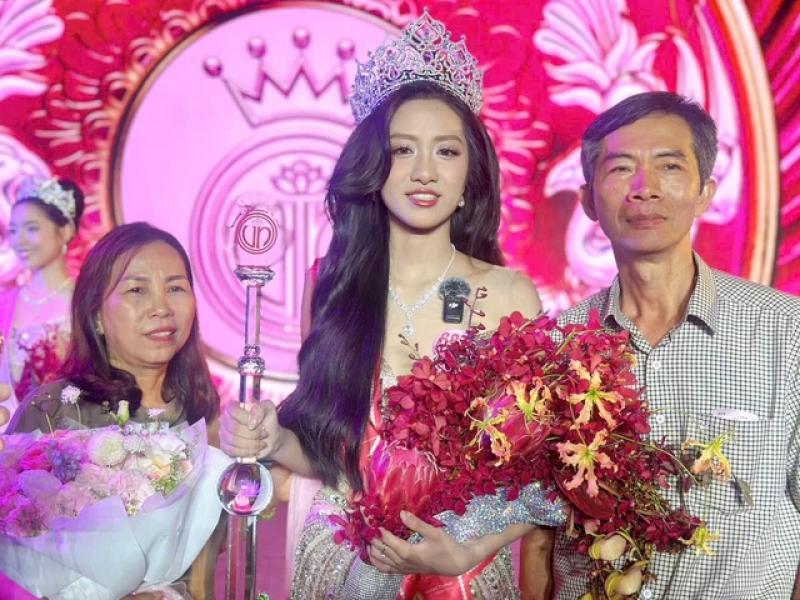 Bố tân Hoa hậu Việt Nam: "Mong con tìm được người yêu tâm đầu ý hợp"- Ảnh 2. Bố tân Hoa hậu Việt Nam: "Mong con tìm được người yêu tâm đầu ý hợp"- Ảnh 2.