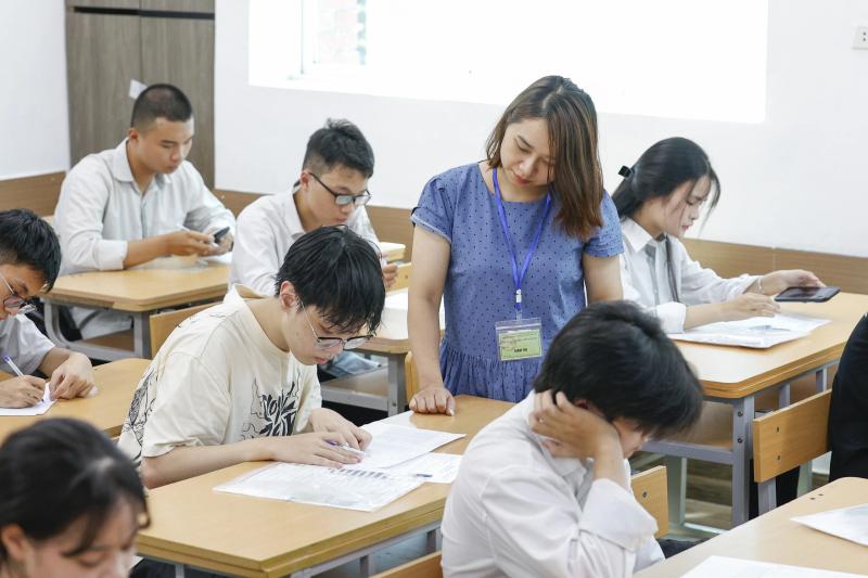 Thí sinh Hà Nội chuẩn bị cho kỳ thi tốt nghiệp THPT 2025 dưới nắng nóng - Ảnh 8. Thí sinh Hà Nội chuẩn bị cho kỳ thi tốt nghiệp THPT 2025 dưới nắng nóng - Ảnh 8.