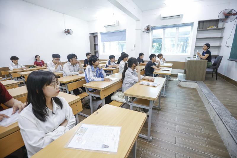 Thí sinh Hà Nội chuẩn bị cho kỳ thi tốt nghiệp THPT 2025 dưới nắng nóng - Ảnh 7. Thí sinh Hà Nội chuẩn bị cho kỳ thi tốt nghiệp THPT 2025 dưới nắng nóng - Ảnh 7.
