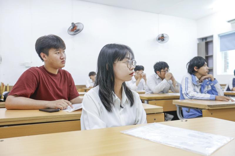 Thí sinh Hà Nội chuẩn bị cho kỳ thi tốt nghiệp THPT 2025 dưới nắng nóng - Ảnh 11. Thí sinh Hà Nội chuẩn bị cho kỳ thi tốt nghiệp THPT 2025 dưới nắng nóng - Ảnh 11.