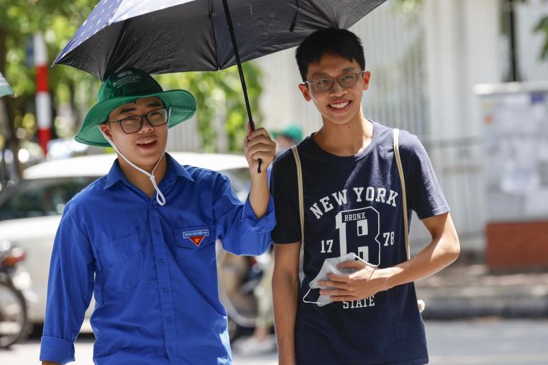 Thí sinh Hà Nội chuẩn bị cho kỳ thi tốt nghiệp THPT 2025 dưới nắng nóng - Ảnh 1. Thí sinh Hà Nội chuẩn bị cho kỳ thi tốt nghiệp THPT 2025 dưới nắng nóng - Ảnh 1.