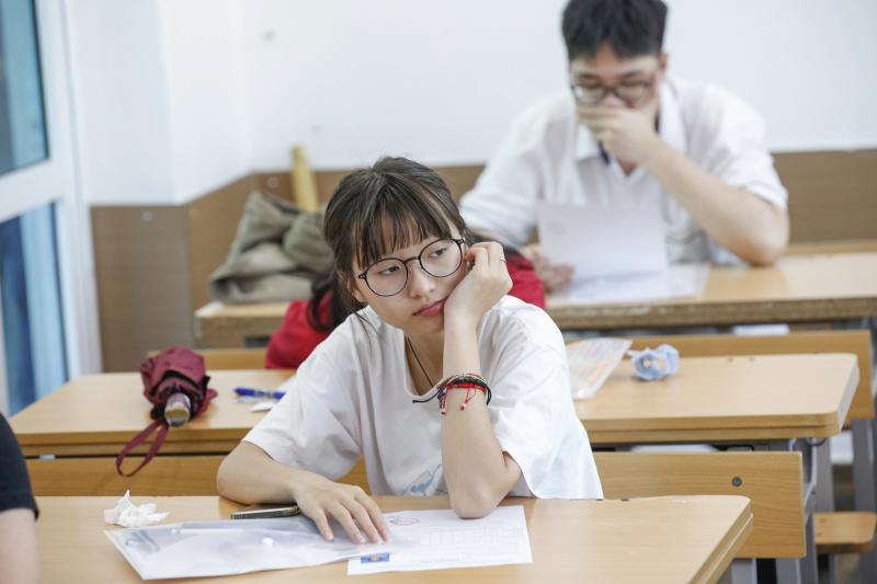 Thí sinh Hà Nội chuẩn bị cho kỳ thi tốt nghiệp THPT 2025 dưới nắng nóng - Ảnh 10. Thí sinh Hà Nội chuẩn bị cho kỳ thi tốt nghiệp THPT 2025 dưới nắng nóng - Ảnh 10.