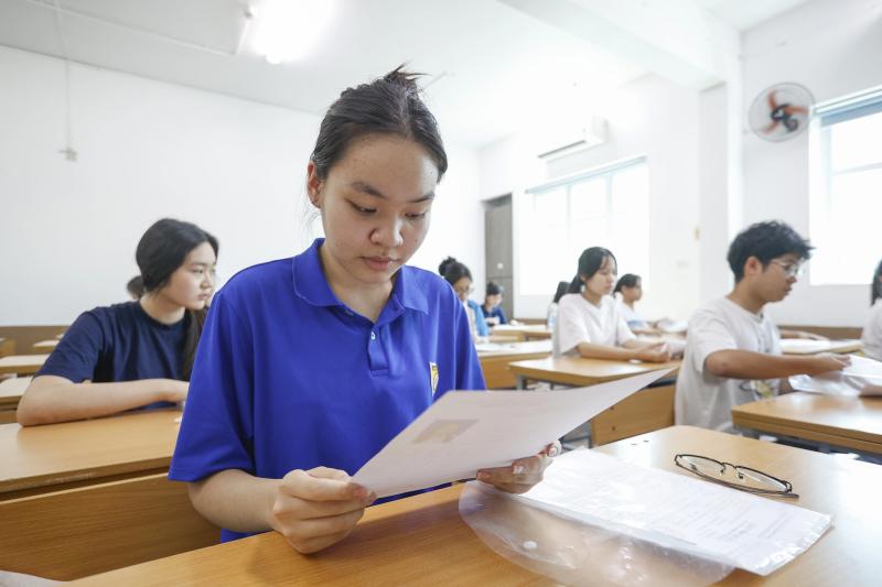 Thí sinh Hà Nội chuẩn bị cho kỳ thi tốt nghiệp THPT 2025 dưới nắng nóng - Ảnh 9. Thí sinh Hà Nội chuẩn bị cho kỳ thi tốt nghiệp THPT 2025 dưới nắng nóng - Ảnh 9.
