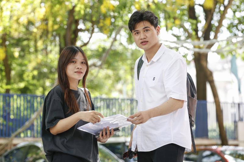 Thí sinh Hà Nội chuẩn bị cho kỳ thi tốt nghiệp THPT 2025 dưới nắng nóng - Ảnh 5. Thí sinh Hà Nội chuẩn bị cho kỳ thi tốt nghiệp THPT 2025 dưới nắng nóng - Ảnh 5.