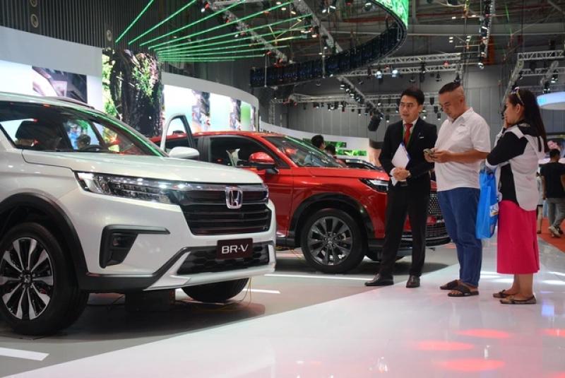 Rầm rộ giảm giá, ô tô nhập khẩu hút khách hơn xe lắp ráp trong nước - Ảnh 1.