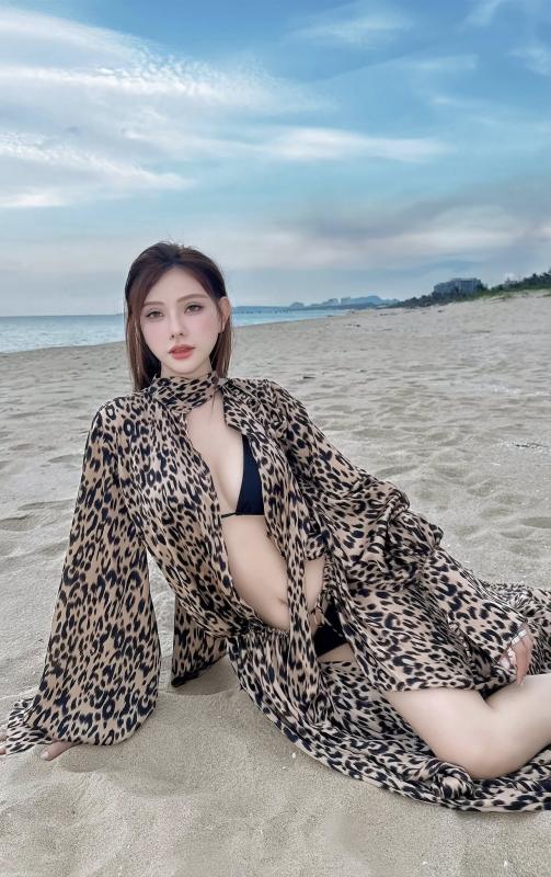Diệp Lâm Anh và dàn mỹ nhân Việt diện bikini khoe dáng nóng bỏng - Ảnh 4.