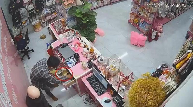 Xôn xao clip 2 nam thanh niên dùng dao vào cửa hàng quà tặng cướp tài sản - Ảnh 2.