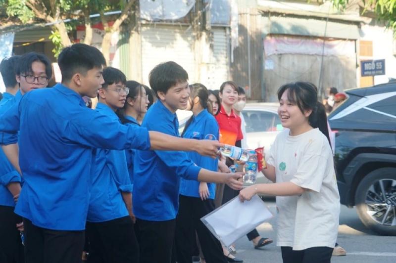 Hơn 1.600 áo xanh tình nguyện Hà Tĩnh 'tiếp lửa' tinh thần cho sĩ tử - Ảnh 1.