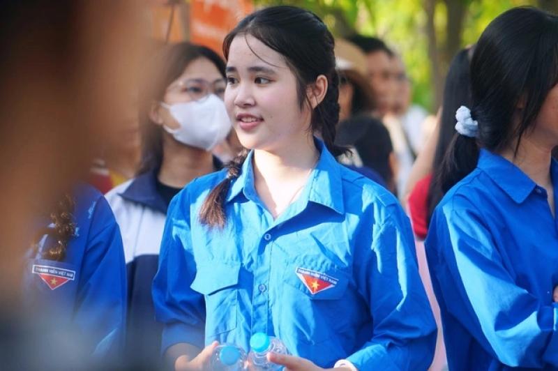 Hơn 1.600 áo xanh tình nguyện Hà Tĩnh 'tiếp lửa' tinh thần cho sĩ tử - Ảnh 4.