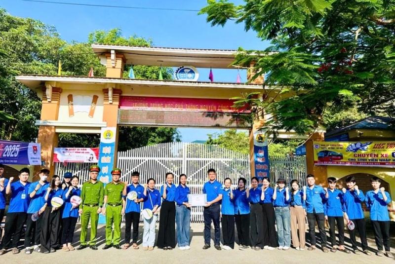 Hơn 1.600 áo xanh tình nguyện Hà Tĩnh 'tiếp lửa' tinh thần cho sĩ tử - Ảnh 7.
