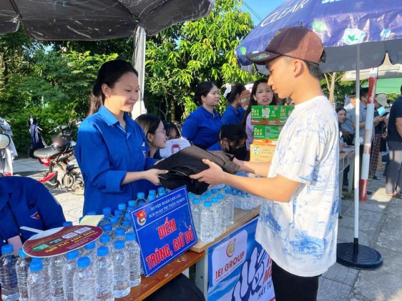 Hơn 1.600 áo xanh tình nguyện Hà Tĩnh 'tiếp lửa' tinh thần cho sĩ tử - Ảnh 2.