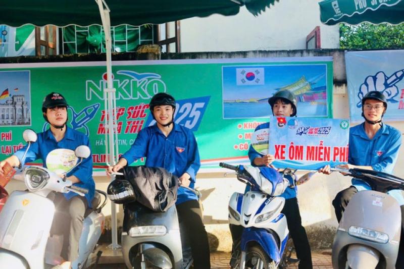 Hơn 1.600 áo xanh tình nguyện Hà Tĩnh 'tiếp lửa' tinh thần cho sĩ tử - Ảnh 3.