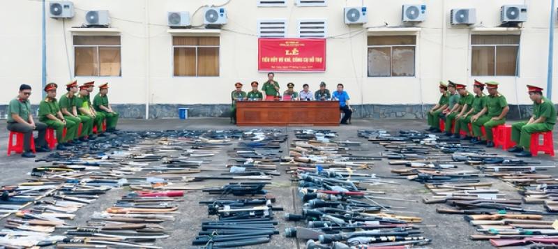 Bạc Liêu: Tiêu hủy hơn 1.300 vũ khí, công cụ hỗ trợ - Ảnh 1.
