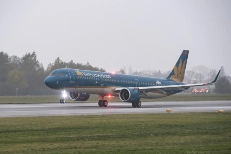 Vietnam Airlines hạ cánh khẩn cấp cứu hành khách - Ảnh 1.