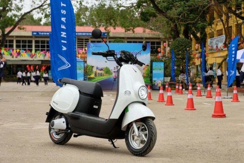Sôi động thị trường xe máy điện giá rẻ dành cho học sinh, sinh viên - Ảnh 1.