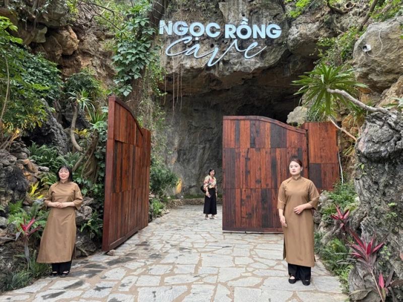 Ai cho phép bê tông hóa, biến hang Dơi thành nhà hàng?- Ảnh 2. Ai cho phép bê tông hóa, biến hang Dơi thành nhà hàng?- Ảnh 2.