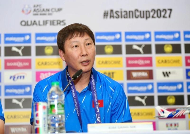 Bị hỏi khó ở họp báo, HLV Kim Sang-sik: Việt Nam tự quyết vận mệnh ở trận đại chiến Malaysia- Ảnh 1. Bị hỏi khó ở họp báo, HLV Kim Sang-sik: Việt Nam tự quyết vận mệnh ở trận đại chiến Malaysia- Ảnh 1.
