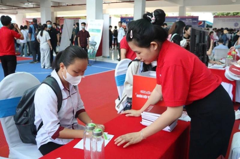 'Hết hồn' vì ứng viên ghi làm nhân viên cửa hàng tiện lợi, chơi game trong CV - Ảnh 3.