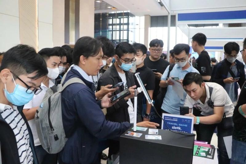 'Hết hồn' vì ứng viên ghi làm nhân viên cửa hàng tiện lợi, chơi game trong CV - Ảnh 2.