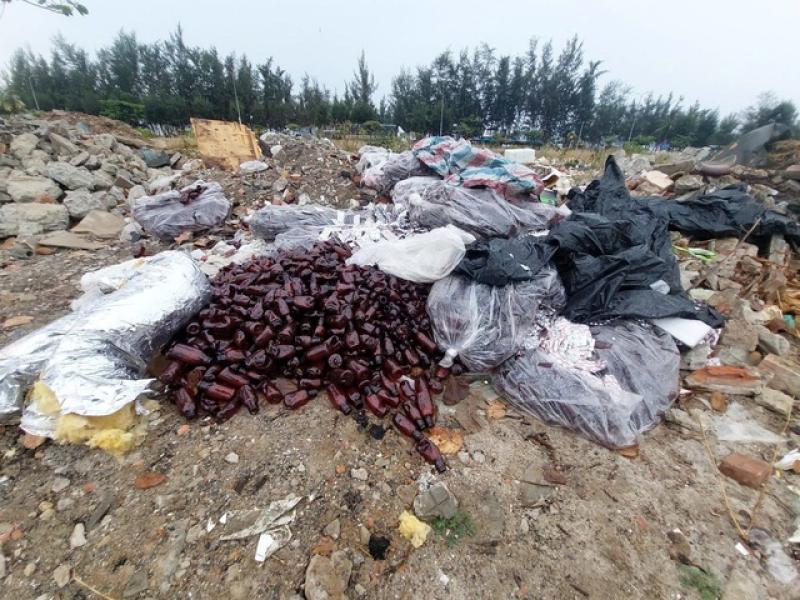 Đổ trộm một lượng lớn thuốc tây ở bãi xà bần khu vực vịnh Đà Nẵng- Ảnh 2. Đổ trộm một lượng lớn thuốc tây ở bãi xà bần khu vực vịnh Đà Nẵng- Ảnh 2.