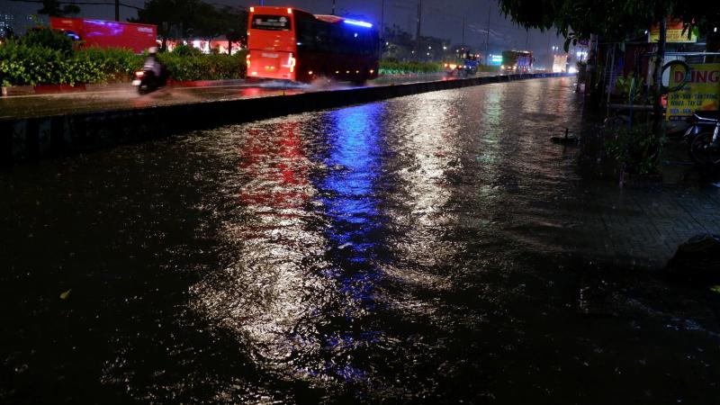 Ngập nước đáng ngại tại TP.HCM sau cơn mưa lớn chiều 10.6 - Ảnh 3. Ngập nước đáng ngại tại TP.HCM sau cơn mưa lớn chiều 10.6 - Ảnh 3.