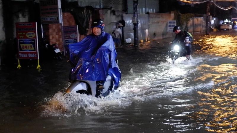 Ngập nước đáng ngại tại TP.HCM sau cơn mưa lớn chiều 10.6 - Ảnh 2. Ngập nước đáng ngại tại TP.HCM sau cơn mưa lớn chiều 10.6 - Ảnh 2.