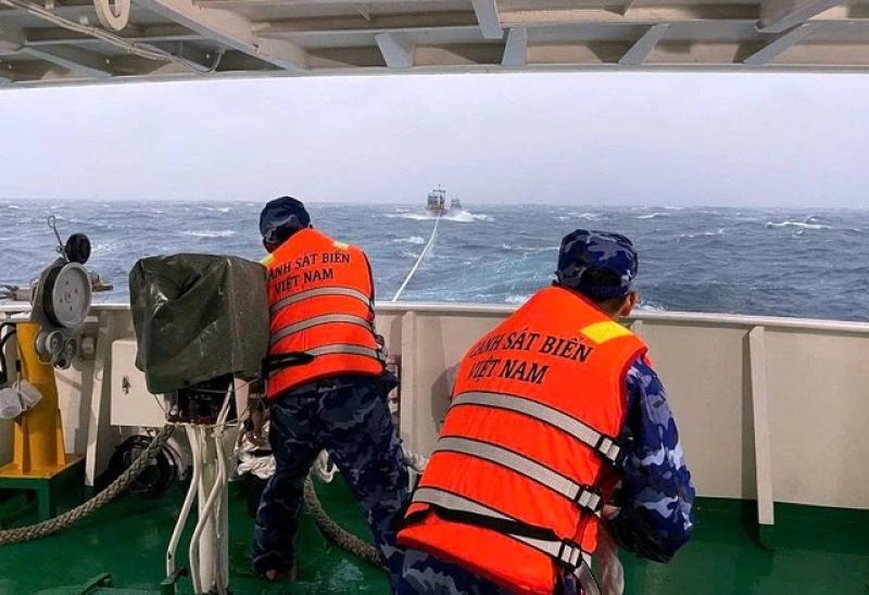 3 tàu cá cùng nhiều ngư dân Quảng Nam gặp nạn trên biển giữa bão số 1- Ảnh 2. 3 tàu cá cùng nhiều ngư dân Quảng Nam gặp nạn trên biển giữa bão số 1- Ảnh 2.