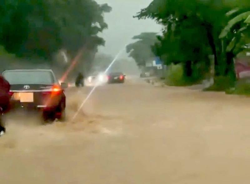 Mưa lớn làm tràn đường Hồ Chí Minh và ngập đồng ruộng ở Quảng Bình, Quảng Trị- Ảnh 1. Mưa lớn làm tràn đường Hồ Chí Minh và ngập đồng ruộng ở Quảng Bình, Quảng Trị- Ảnh 1.