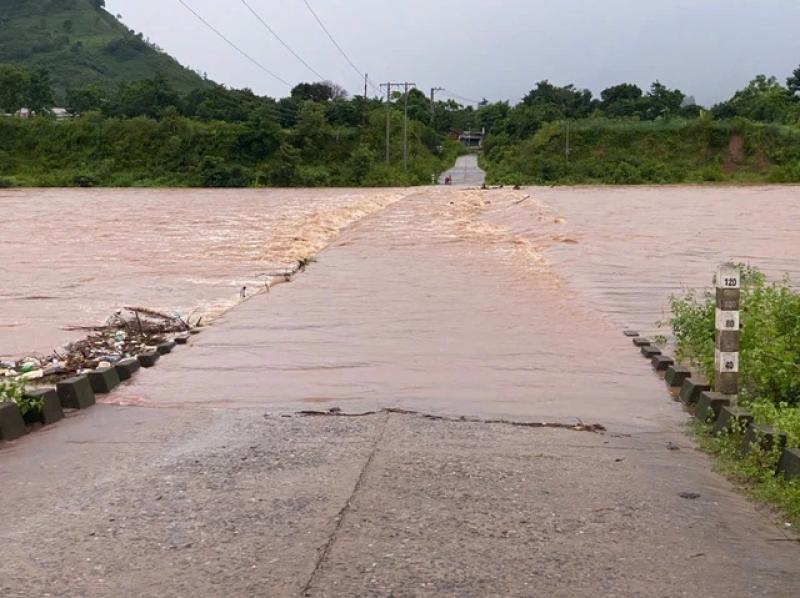 Mưa lớn làm tràn đường Hồ Chí Minh và ngập đồng ruộng ở Quảng Bình, Quảng Trị- Ảnh 3. Mưa lớn làm tràn đường Hồ Chí Minh và ngập đồng ruộng ở Quảng Bình, Quảng Trị- Ảnh 3.